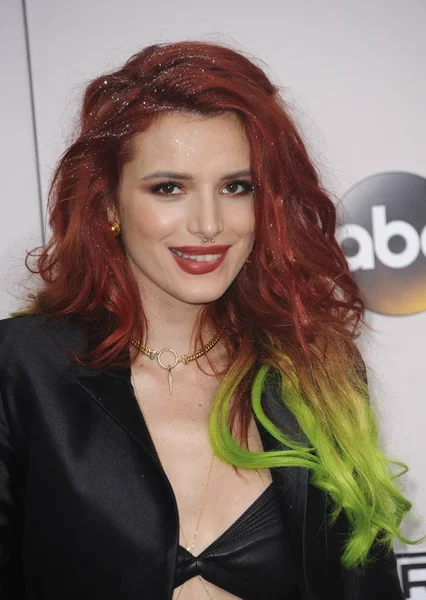 Bella Thorne Las Llegadas Para 2016 American Music Awards Ama — Foto de Stock