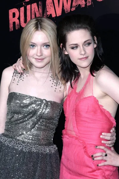 Dakota Fanning Kristen Stewart Chegadas Para Runaways Premiere Arclight Hollywood — Fotografia de Stock