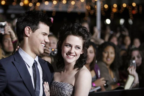 Taylor Lautner Kristen Stewart Arrivals Twilight Saga New Moon Premiere — Foto de Stock
