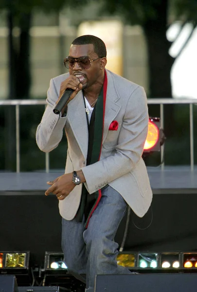 Kanye West Abc 早安美国夏季音乐会的舞台上 林肯中心 2005 照片由 格雷戈里奥 比努亚 埃弗雷特收藏 — 图库照片