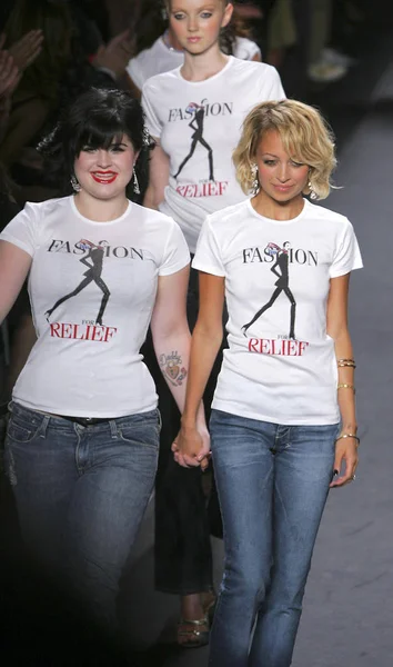 Kelly Osbourne Nicole Richie Fashion Relief Bryant Park New York — Stock Photo, Image