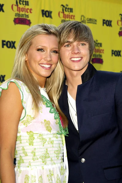 Katie Cassidy Jesse Mccartney Bei Der Anreise Den Teen Choice — Stockfoto