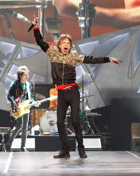 Rolling Stones Konseri'ne katılan Rolling Stones'dan Ronnie Wood ve Mick Jagger, T-Mobile Arena, Las Vegas, Nv Ekim 22, 2016. Fotoğraf: James Atoa / Everett Koleksiyonu
