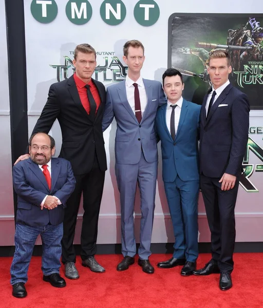 Danny Woodburn Alan Ritchson Jeremy Howard Noel Fisher Pete Ploszek — Fotografia de Stock