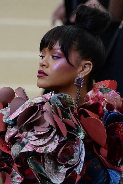 Rihanna Érkezések Rei Kawakubo Comme Des Garcons Jelmez Intézet Gala — Stock Fotó