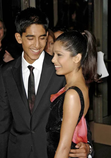 Dev Patel Freida Pinto Vistiendo Vestido Jean Paul Gaultier Las —  Fotos de Stock