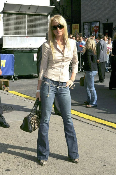 林赛罗汉 穿着乔的牛仔裤 普拉达衬衫 亚历山大麦克肯鞋 香奈儿手镯和皮带 并携带兰文袋 在到达的Cbs大卫莱特曼秀 埃德沙利文剧院 2005年6月21日 照片由 — 图库照片