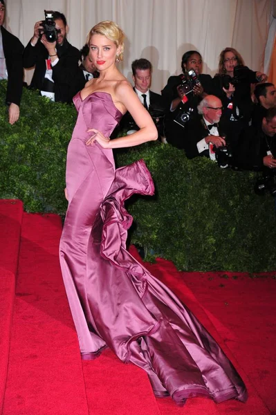 Amber Heard Indossando Abito Zac Posen Agli Arrivi Schiaparelli Prada — Foto Stock