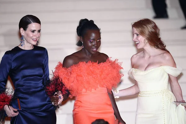 Sarah Paulson Lupita Nyong Jessica Chastain Departures Rei Kawakubo Comme — стоковое фото