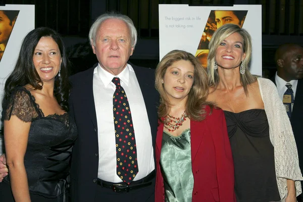 アンソニー ホプキンスと妻 ステラ ホプキンス そしてミラマックスによる証明のために到着したゲスト Ziegfeld ニューヨーク ニューヨーク 9月13日 2005 — ストック写真