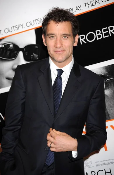 Clive Owen Przy Przylotach Duplicity Premiere Clearview Cinema Ziegfeld Theater Zdjęcia Stockowe bez tantiem