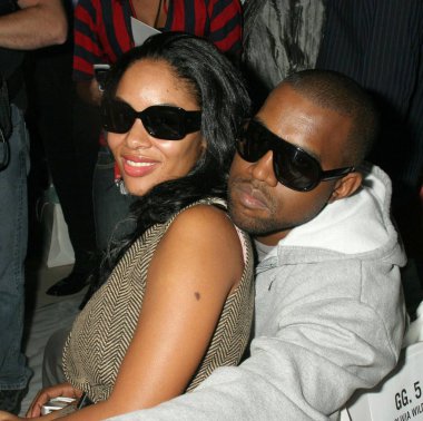 Alexis, Kanye West içinde Luca Luca Spring/Summer 2007 moda gösterisi-Front Row, Bryant Park 'ta Promenade Tent, New York, NY, 11 Eylül 2006. Fotoğraf: Rob Rich/Everett Collection