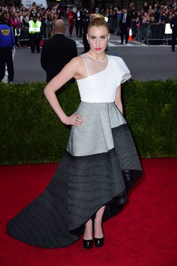 Greta Gerwig (Olivier Theyskens elbise tarafından bir Teori giyiyor) için gelenler ''Charles James: Beyond Fashion'' Metropolitan Museum of Art Yıllık Gala Açılış Gecesi - Bölüm 7, Anna Wintour Kostüm Merkezi, New York, Ny Mayıs 5, 2014. Fotoğraf: Gregor