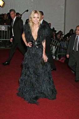 Poiret 'e gelen gelen Mary-Kate Olsen (Giaybattista Valli giyen): moda kralı-Metropolitan Sanat Müzesi Kostüm Enstitüsü Gala, Metropolitan Sanat Müzesi, New York, NY, Mayıs 07, 2007. Fotoğraf: Rob Rich/Everett Collection