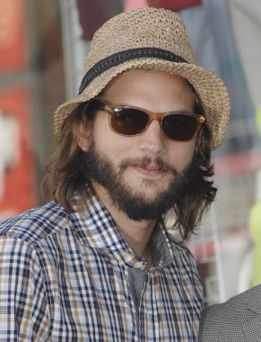 Ashton Kutcher Jon Cryer için Hollywood Walk of Fame Töreni Star için indüksiyon töreninde, Hollywood Bulvarı, Los Angeles, Ca Eylül 19, 2011. Fotoğraf: Elizabeth Goodenough / Everett Koleksiyonu