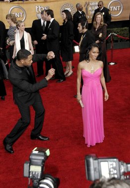 Will Smith, Jada Pinkett Smith (klasik bir Bob Mackie elbisesi giyiyor) 13. Geleneksel Sinema Oyuncuları Birliği Sag Ödülleri - Geliş, The Shrine Auditorium, Los Angeles, Ca, 28 Ocak 2007. Fotoğraf: Michael Germana / Everett Koleksiyonu