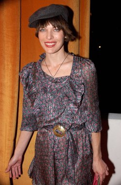 Milla Jovovich, Weinstein şirketi altın küre partisi-pt 2 ' ye gelen, The Beverly Hilton Hotel 'de tüccar Vic 'in restoranı, Los Angeles, CA, 16 Ocak 2006. Fotoğraf: John Hayes/Everett Collection