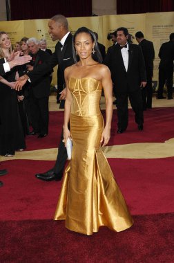 Jada Pinkett Smith (Carolina Herrera giyiyor) Oscar 79 Yıllık Akademi Ödülleri için gelenler - Varış