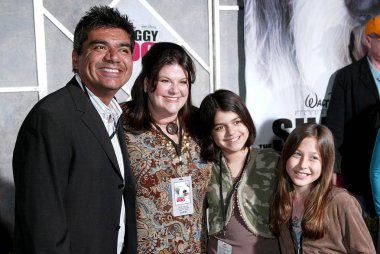 George Lopez, Shaggy Dog Premiere için gelenler aile, El Capitan Tiyatrosu, Los Angeles, Ca, Mart 07, 2006. Fotoğraf: Jeremy Montemagni /Everett Collection