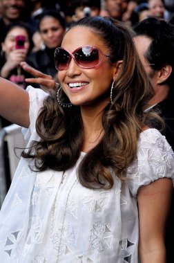 Jennifer Lopez (Tom Ford güneş gözlüğü takarak) Como Ama Una Mujer Cd-İmza Jennifer Lopez tarafından mağaza görünümünde, Bronx F.Y.E. Mağaza, New York, Ny, Mart 28, 2007. Fotoğraf: Yuki Tanaka / Everett Koleksiyonu