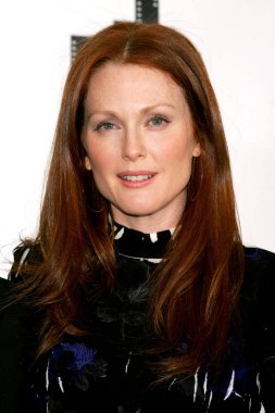 Julianne Moore (Prada elbise giyiyor) Film ve Televizyon Muse Ödülleri Gala New York Kadınlar için gelenler, New York Hilton Hotel Grand Ballroom, New York, Ny, Aralık 13, 2005. Fotoğraf: Gregorio Binuya /Everett Collection