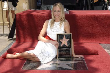 Cameron Diaz (Oscar de la Renta elbise ve kemer giyiyor) Cameron Diaz için Hollywood Walk of Fame Töreni Star için indüksiyon töreninde, Hollywood Bulvarı, Los Angeles, Ca Haziran 22, 2009. Fotoğraf: Michael Germana / Everett Koleksiyonu