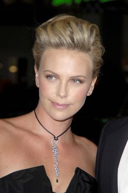 Charlize Theron North Country Premiere için gelenler, Grauman Çin Tiyatrosu, Los Angeles, Ca, Ekim 10, 2005. Fotoğraf: Michael Germana / Everett Koleksiyonu