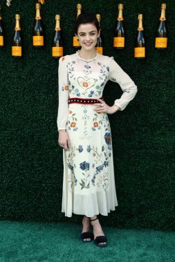 Lucy Hale (Kırmızı Valentino elbise giyiyor) 10 Yıllık Veuve Clicquot Polo Classic, Liberty State Park, Jersey City, Nj Haziran 3, 2017 için katılım. Fotoğraf: John Nacion / Everett Koleksiyonu