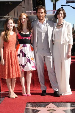 Mackenzie Foy, Jessica Chastain, Matthew McConaughey, Anne Hathaway Star için indüksiyon töreni de Hollywood Walk of Fame için Matthew McConaughey, Hollywood Boulevard, Los Angeles, CA Kasım 17, 2014. Fotoğraf: Michael Germana/Everett Co