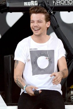 Louis Tomlinson (Saint Laurent tişörtü giyiyor), One Direction, Central Park,New York'ta Bulunan Rumsey Playfield, 4 Ağustos 2015' te Abc'nin Good Morning America (Gma) Fun in the Sun Summer Concert Series with One Direction (1d) için sahnede. Fotoğraf: Kris