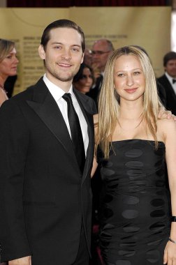 Tobey Maguire, Jennifer Meyer Oscar 79 Yıllık Akademi Ödülleri için gelenler - Varış