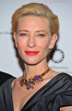 Cate Blanchett (bir Van Cleef & Arpels kolye giyen) stil set için gelenler: Van Cleef & Arpels açılış Gala, Smithsonian Cooper-Hewitt Ulusal Tasarım Müzesi, New York, NY Şubat 16, 2011 takı. Fotoğraf: Gregorio T. Binuya/Everet