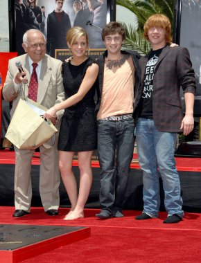 Emma Watson, Daniel Radcliffe, Rupert Grint Harry Potter ayak-baskı ve Wand-baskı töreni için indüksiyon töreni, Grauman ' 's Çin Tiyatrosu, Los Angeles, CA, Temmuz 09, 2007. Fotoğraf: Dee Cercone/Everett Collection