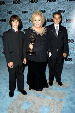 Andrew Cannaca, Doris Roberts, Devon Cannaca HBO Post-Emmy partisi için gelen, Pacific Tasarım Merkezi 'nde Plaza, Los Angeles, CA, Pazar, Eylül 18, 2005. Fotoğraf: Michael Germana/Everett Collection
