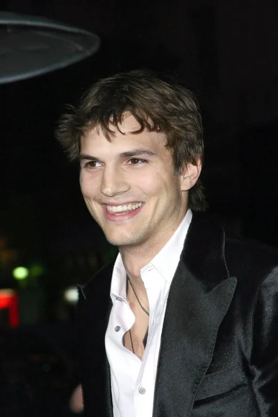 Ashton Kutcher Érkezések Guess Premiere Graumans Kínai Színház Los Angeles — Stock Fotó