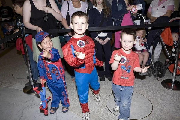 子供のための内側の衣装で若いスパイダーマンのファンは スパイダーマンウィーク アメリカ自然史博物館 ニューヨーク ニューヨーク 5月01 2007のためのライブスパイダーの展示でトビー マグワイアを訪問します メディナ エベレット — ストック写真