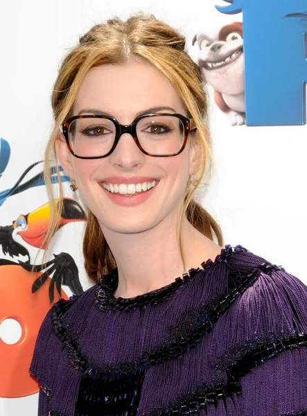 Anne Hathaway Las Llegadas Para Rio Premiere Grauman Chinese Theatre — Foto de Stock