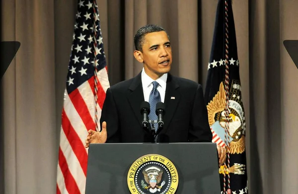 美国总统奥巴马在公众面前为美国奥巴马总统谈论华尔街和金融改革法案 在大会堂库珀联盟 2010年4月22日 照片由 欲望纳瓦罗 埃弗雷特收藏 — 图库照片