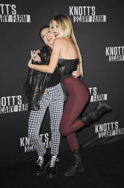 Shenae Grimes Beech Annalynne Mccord Chegadas Para Knotts Scary Farm — Fotografia de Stock