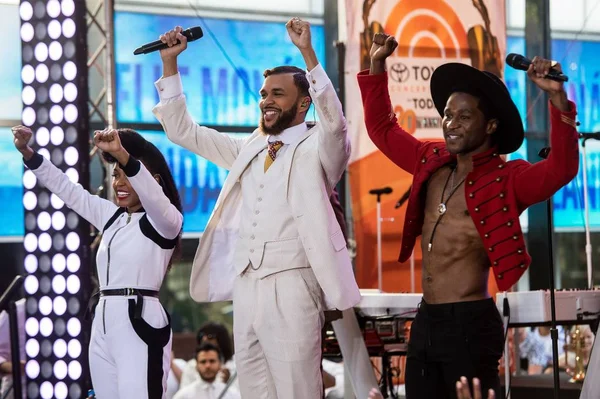 Janelle Mone, Jidenna, Roman Gianarthur Janelle Monae ile Nbc Today Show Konseri için sahnede, Rockefeller Plaza, New York, Ny Ağustos 14, 2015. Fotoğraf: Steven Ferdman / Everett Koleksiyonu 