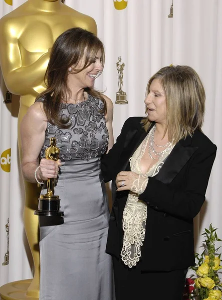 Kathryn Bigelow, Hurt Locker için Yönetmenlik En İyi Başarı, 82 Yıllık Akademi Ödülleri Oscar Töreni için basın odasında Barbra Streisand - Basın Odası, Kodak Tiyatrosu, Los Angeles, Ca Mart 7, 2010. Fotoğraf: Michael Germana/Everett Co