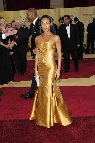 Jada Pinkett Smith (Carolina Herrera giyiyor) Oscar 79 Yıllık Akademi Ödülleri için gelenler - Varış