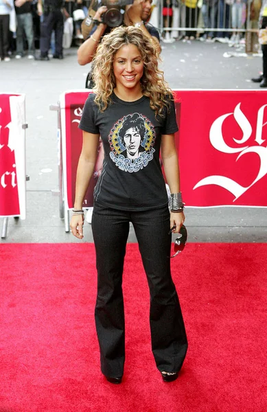 Shakira (bir Bruce Springsteen t-shirt) Shakira oral fiksasyon Volume 1 Albüm Lansmanı, Virgin Megastore Times Square, New York, NY, 08 Haziran 2005 için gelenler giymiş. Fotoğraf: Gregorio Binuya/Everett Collection