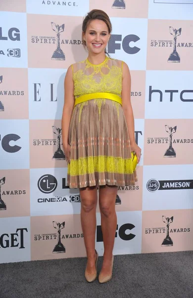 娜塔莉 波特曼 穿着吉文奇时装礼服 在2011年电影独立精神奖的到来 到达第1部分 在海滩上 圣莫尼卡 2011年2月26日 照片由 格雷戈里奥 — 图库照片