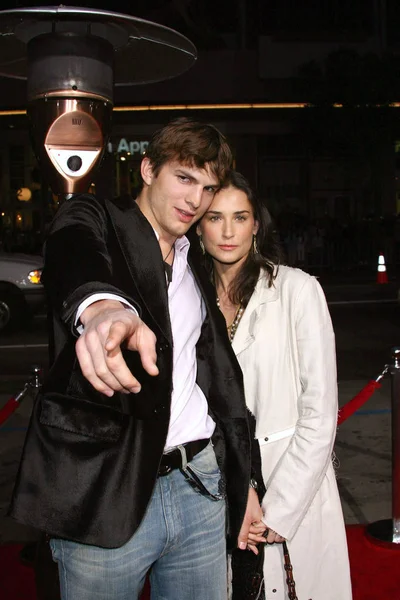 Ashton Kutcher Demi Moore Chegadas Para Guess Who Premiere Graumans — Fotografia de Stock