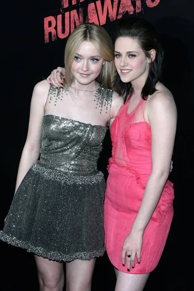 Dakota Fanning Kristen Stewart Agli Arrivi Runaways Premiere Arclight Hollywood — Foto Stock