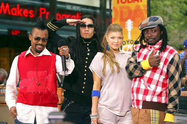 Apl.de.Ap, Taboo, Fergie, Blackeyed Peas, Rockefeller Center, New York, Ny, Haziran 03, 2005 ile Nbc Today Show Konser Serisi için sahnede Will.I.Am. Fotoğraf: Gregorio Binuya /Everett Collection