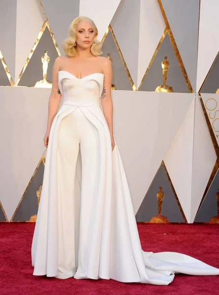 Lady Gaga Memakai Brandon Maxwell Pada Saat Kedatangan Untuk Oscar — Stok Foto