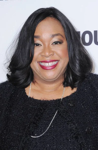 Shonda Rhimes Při Příjezdu Glamour Ženy Roku 2014 Carnegie Hall — Stock fotografie