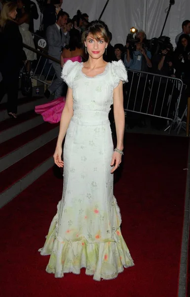 Amanda Peet (Rochas giyen) Anglomania için gelenler: gelenek ve Transgression Ingiliz moda açılış Gala, Metropolitan Müzesi Sanat Kostüm Enstitüsü, New York, NY, Mayıs 01, 2006. Fotoğraf: Gregorio Binuya/Everett Collection